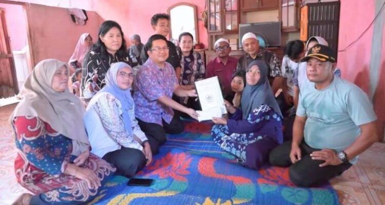 Bupati Tapteng Tepati Janji, Beri Bantuan Rumah untuk Keluarga Korban Isu Begu Ganjang