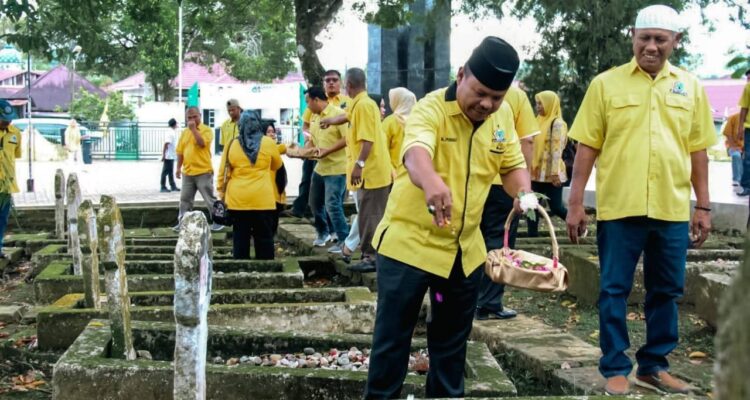 Peringati HUT Ke -61 Partai Golkar, DPD Golkar Padangsidimpuan Gelar Upacara dan Tabur Bunga di Makam Pahlawan