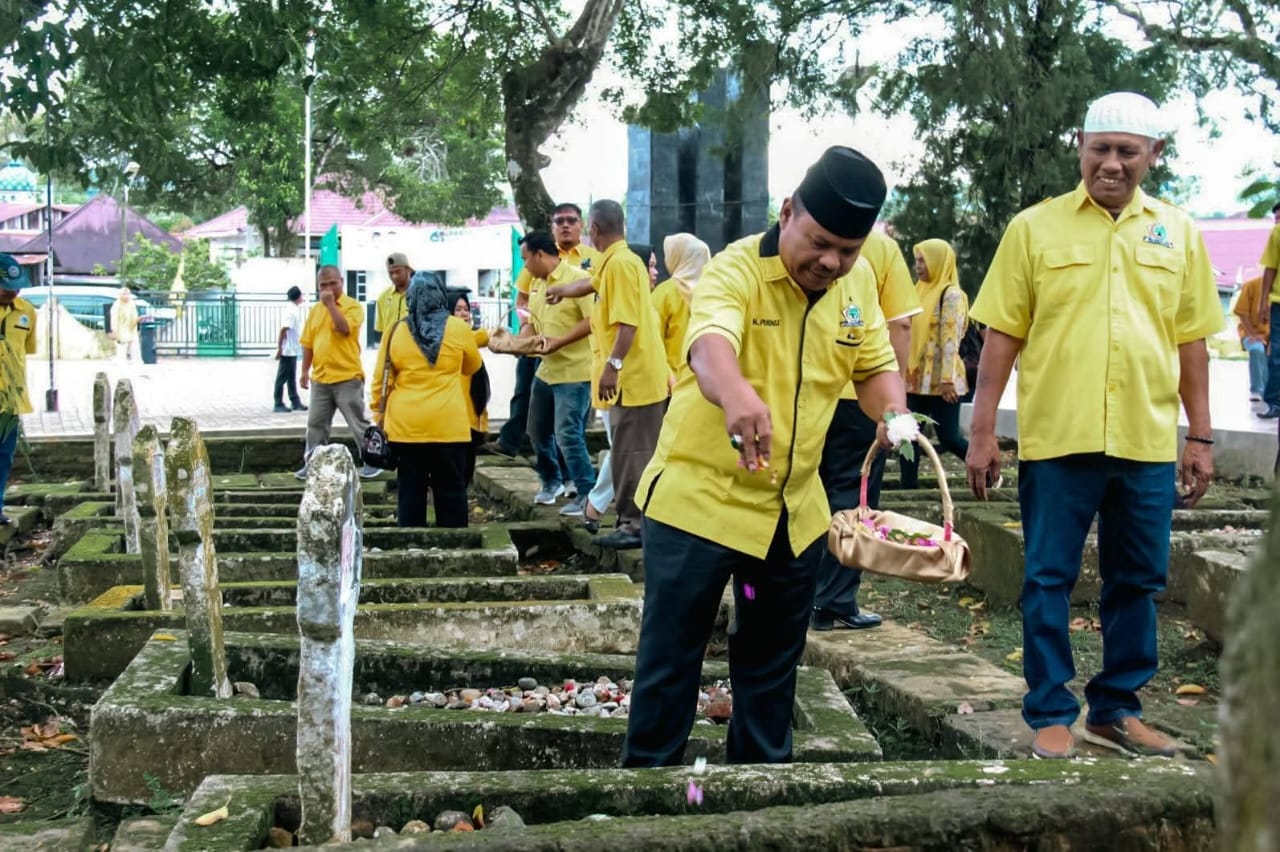 Ketua Fraksi Partai Golkar DPRD Kota Padangsidimpuan, H. Purnadi, SE saat menabur bunga di Makam Pahlawan Jalan Mawar, Kelurahan Ujung Padang, Kecamatan Padangsidimpuan Selatan, Kota Padangsidimpuan bersama pengurus DPD Partai Golkar Kota Padangsidimpuan, Senin (20/10/2025). (Dok pribadi H. Purnadi, SE).