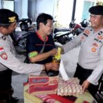 Kisah Tulus Dua Anggota Polres Anambas, Bantu Warga Sakit Tanpa Pamrih