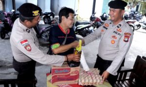 Kisah Tulus Dua Anggota Polres Anambas, Bantu Warga Sakit Tanpa Pamrih