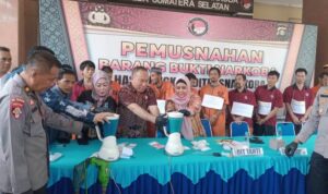 23 Tersangka Dibekuk, Polda Sumsel Musnahkan Ribuan Pil Ekstasi dan Sabu Bernilai Miliaran 23 Tersangka Dibekuk, Polda Sumsel Musnahkan Ribuan Pil Ekstasi dan Sabu Bernilai Miliaran