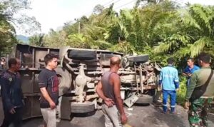 Jalinsum Tapanuli Selatan Lumpuh! Truk Terguling Tutup Akses Utama ke Sibolga