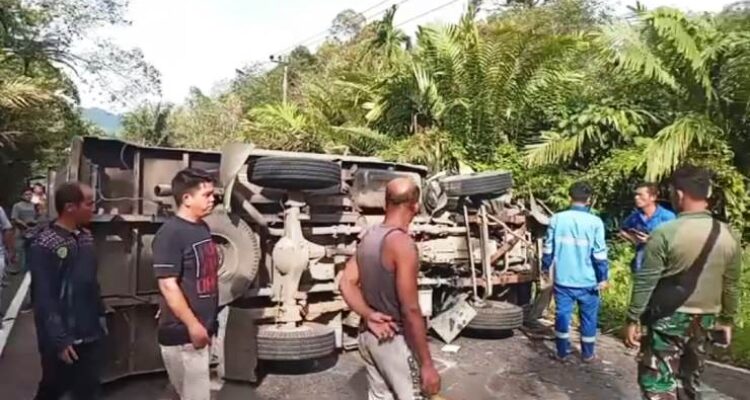 Jalinsum Tapanuli Selatan Lumpuh! Truk Terguling Tutup Akses Utama ke Sibolga