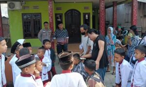 Inovasi Polsek Sanga Desa, Warga Antusias Sambut Program Pangkas Rambut Keliling
