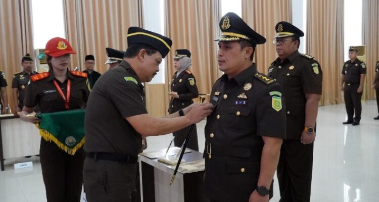 Kajati Kepri Lantik 6 Pejabat Baru, Tekankan Integritas dan Tanggung Jawab Jabatan